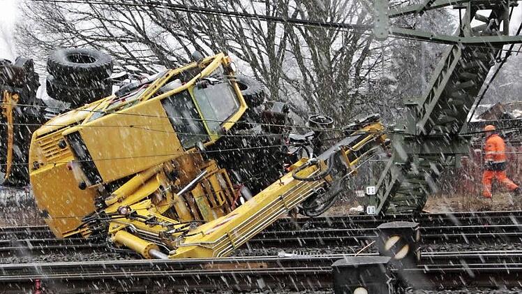Der Strommast (rechts) stürzte um und riss den Bagger mit sich, der dann die Gleise blockierte.  Fotos: Josef Hofbauer