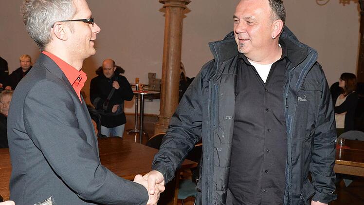 Ob Uwe Kirschstein (SPD, links) beim Handschlag nach dem ersten Wahlgang am Sonntag Klaus Backer (FOF) als möglichen Unterstützer für seine Stichwahl schon im Auge hatte?  Foto: Ronald Rinklef