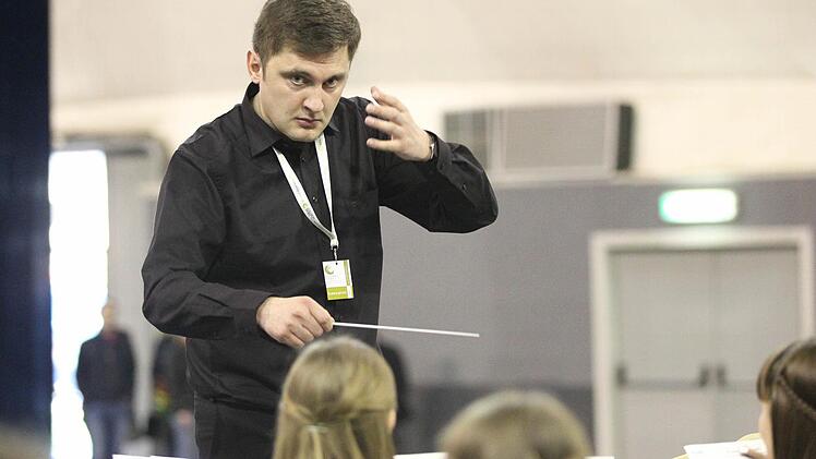 Der Dirigent will das Beste aus den Musikern herausholen.  Foto: Tim Birkner
