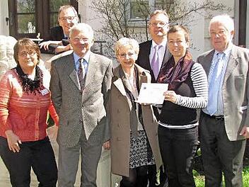 Der Treff am Bürglaßschlösschen bekommt vom Lions Club Coburg eine Zuwendung in Höhe von 7000 Euro (von links): Birgit Schober vom Awo-Mehrgenerationenhaus, Dritter Bürgermeister Thomas Nowak, Erhard Hofmann, Ute Schmidt und Matthias Schmidt (alle vom Lions Club Coburg), Liane Blietzsch vom Awo-Mehrgenerationenhaus sowie Giorgio Cumbat (Lions Club Coburg)  Foto: Martin Koch