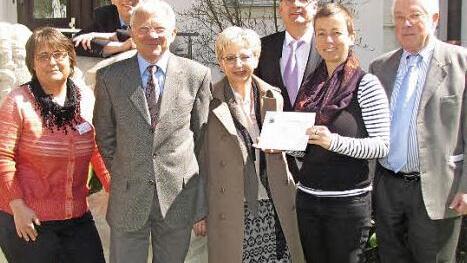 Der Treff am Bürglaßschlösschen bekommt vom Lions Club Coburg eine Zuwendung in Höhe von 7000 Euro (von links): Birgit Schober vom Awo-Mehrgenerationenhaus, Dritter Bürgermeister Thomas Nowak, Erhard Hofmann, Ute Schmidt und Matthias Schmidt (alle vom Lions Club Coburg), Liane Blietzsch vom Awo-Mehrgenerationenhaus sowie Giorgio Cumbat (Lions Club Coburg)  Foto: Martin Koch