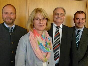 Wechsel bei der VHS-Außenstelle Ebersdorf (von links): Bernd Reisenweber, die bisherige Leiterin Elfi Schnabel, der neue Leiter Hans Heymel und Rainer Maier, VHS Foto: Lothar Weidner