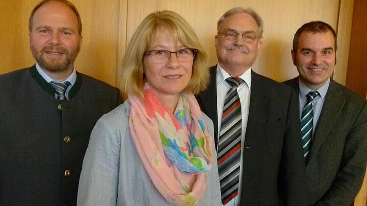 Wechsel bei der VHS-Außenstelle Ebersdorf (von links): Bernd Reisenweber, die bisherige Leiterin Elfi Schnabel, der neue Leiter Hans Heymel und Rainer Maier, VHS Foto: Lothar Weidner
