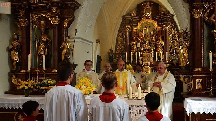 Der neue Mistendorfer Pfarrer Johannes Reinsch (Mitte) bei der Messfeier in der Pfarrkirche
