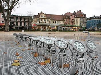 Bildet sich im Springbrunnen im Rosengarten eine Eisplatte, kann diese bei Hochwasser auftreiben und die Düsen beschädigen. Eine Schutzvorrichtung, die das verhindert, wird diese Woche eingebaut.  Archivfoto: Ralf Ruppert