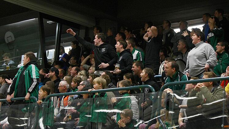 Die Katschenreuther Anhänger machten in der Sporthalle Weiher lautstark Stimmung. Foto: Monika Limmer