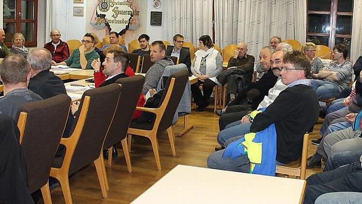 Viele Salmsdorfer waren am Montag zur Sitzung des Marktgemeinderats gekommen. Schließlich ging es um die zusätzlichen Straßenausbaubeiträge, die womöglich auf sie zukommen. Foto: Janina Reuter