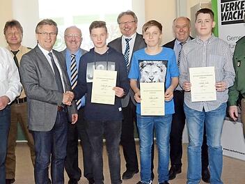 Die Sieger im Kreisentscheid der Schülerlotsen. Die Ausrichter und Organisatoren gratulierten. Foto: Karl-Heinz Hofmann