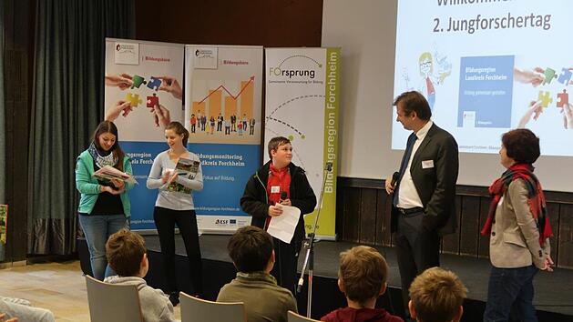 Landrat Hermann Ulm  und  Cordula Haderlein stellen sich den Fragen der Schüler.  Foto: Martin Haendl