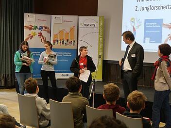 Landrat Hermann Ulm  und  Cordula Haderlein stellen sich den Fragen der Sch&uuml;ler.  Foto: Martin Haendl