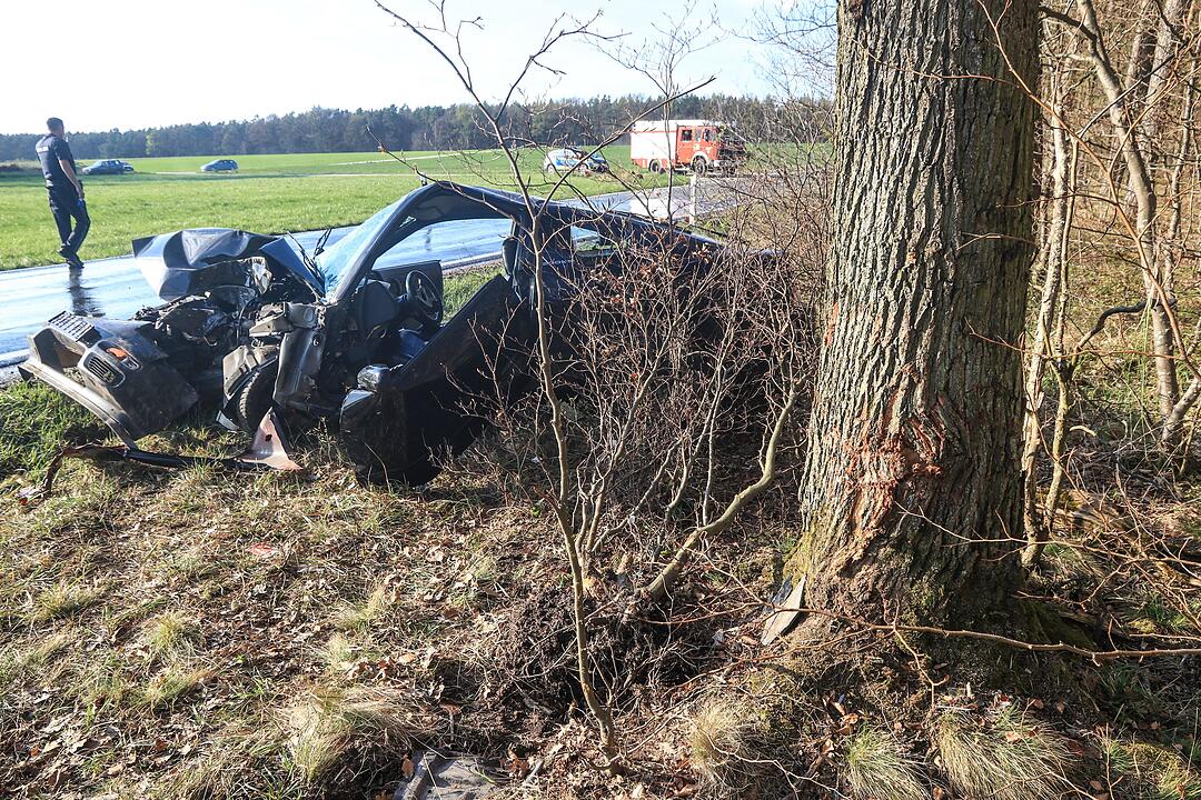 Kreis Bamberg: Beim Überholen Kontrolle verloren – 18-Jähriger kracht gegen Baum