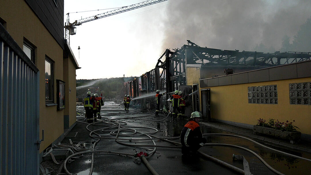Lagerhalle in Wunsiedel komplett abgebrannt - Schaden enorm, Einsturzgefahr
