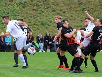 Philipp Pfeuffer (rechts) erzielt hier per Kopf den Siegtreffer  für den FC Fuchsstadt. Links: Teamkollege Johannes Feser. Foto: Sebastian Schmitt