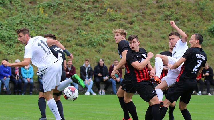 Philipp Pfeuffer (rechts) erzielt hier per Kopf den Siegtreffer  für den FC Fuchsstadt. Links: Teamkollege Johannes Feser. Foto: Sebastian Schmitt