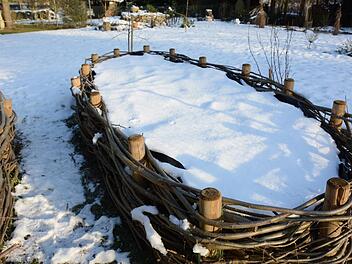 Unter der Schneedecke wartet das vorbereitete Hochbeet auf den Saisonstart im Gemüsegarten. Foto: Dagmar Besand