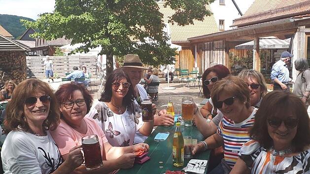 Endlich wieder in gr&ouml;&szlig;erer Runde an einem Tisch: Es wird wieder zugeprostet im Wiesent-Garten in Ebermannstadt.  Foto: Sabine Memmel