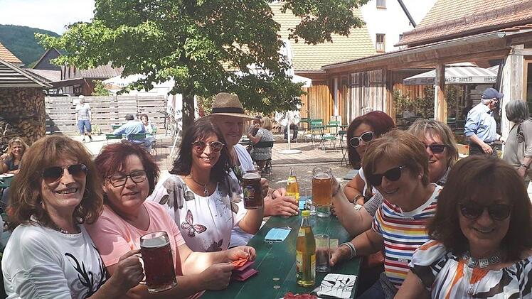 Endlich wieder in größerer Runde an einem Tisch: Es wird wieder zugeprostet im Wiesent-Garten in Ebermannstadt.  Foto: Sabine Memmel