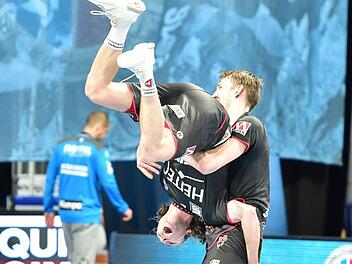 Glückliche Erlanger nach dem deutlichen Heimerfolg über den TVB Stuttgart: Antonio Metzner, der jüngst seinen Vertrag verlängerte, lässt Teamkollege Johannes Sellin hochleben. Sportfoto Zink