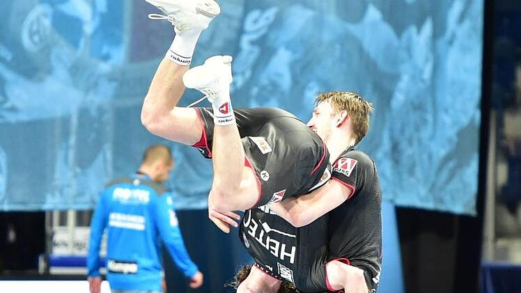 Glückliche Erlanger nach dem deutlichen Heimerfolg über den TVB Stuttgart: Antonio Metzner, der jüngst seinen Vertrag verlängerte, lässt Teamkollege Johannes Sellin hochleben. Sportfoto Zink