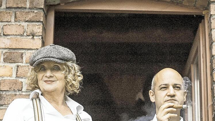 Barbra Barelle und Aureliano Zattoni präsentieren am Samstag auf der Romantikbühne am Schlossturm Bad Berneck ein Konzert mit bekannten und beliebten Liedern aus den "Goldenen Zwanziger Jahren".