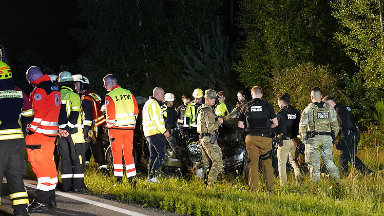 US-Soldat rast mit hoher Geschwindigkeit in Baum: 21-Jähriger stirbt in der Oberpfalz