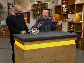 Horst Lichter ist bekanntlich Spielzeugliebhaber, doch mit dem Mitbringsel bei "Bares f&uuml;r Rares" konnte er trotzdem nur wenig anfangen.