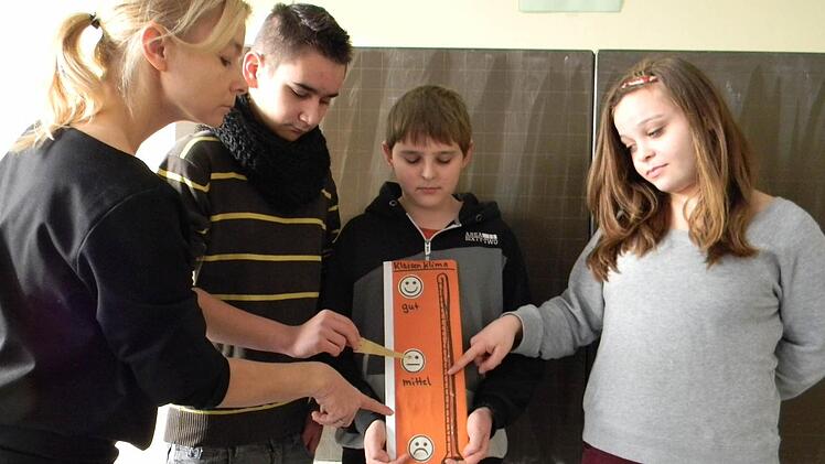 Verbindungslehrerin Manuela Pfister und die Schüler Enrico Wesolowski, Alexander Weinkauf sowie Sila Erdogan präsentieren das Stimmungsbarometer, für das ihre Mittelschule in einem Wettbewerb gegen Mobbing ausgezeichnet worden ist.