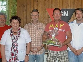 Der FC Neubrunn stellte seinen neuen Trainer Michael Hehn vor. Im Bild von links Vorsitzender Heinrich Derra, Kassier Claudia Landgraf, Michael Hehn, der bisherige Trainer Stefan Stretz und Zweiter Vorsitzender Robert Nagy.