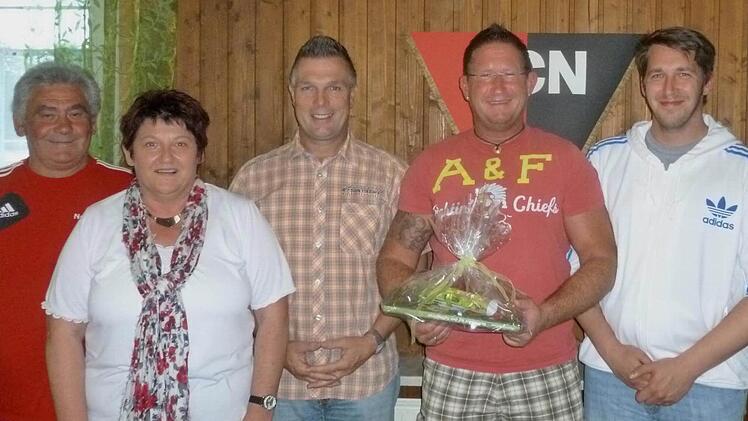 Der FC Neubrunn stellte seinen neuen Trainer Michael Hehn vor. Im Bild von links Vorsitzender Heinrich Derra, Kassier Claudia Landgraf, Michael Hehn, der bisherige Trainer Stefan Stretz und Zweiter Vorsitzender Robert Nagy.