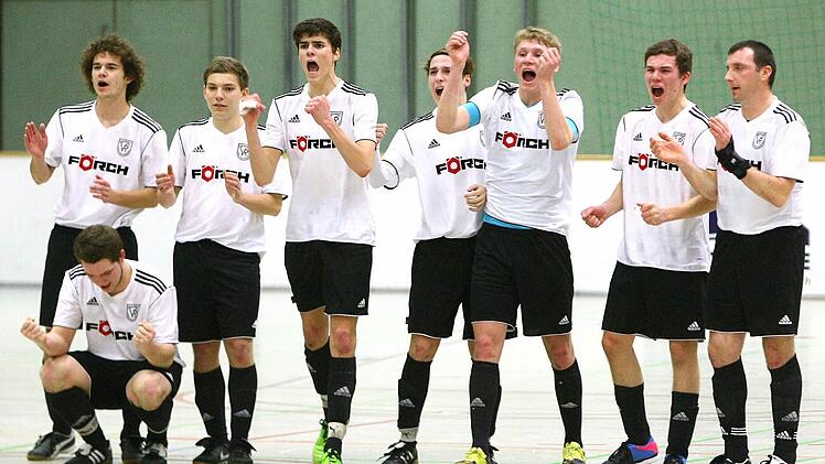 Die Katschenreuther "Fohlenelf" jubelt über den entscheidenden Siebenmeter gegen Vatanspor: Der Einzug ins Halbfinale ist geschafft.