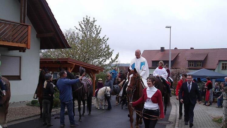 Pfarrer Alexander Berberich hoch zu Pferd Foto: Anette Schreiber