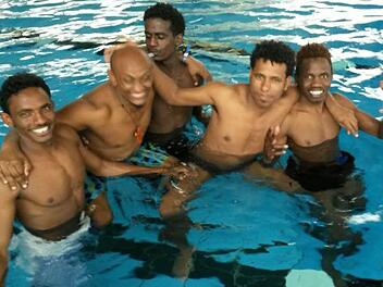 Fünf der sieben Flüchtlinge, die auf Vermittlung des TSV Staffelstein am Schwimmkurs im "Aqua Riese"-Hallenbad erfolgreich teilgenommen haben. Foto: Bernd Potzel