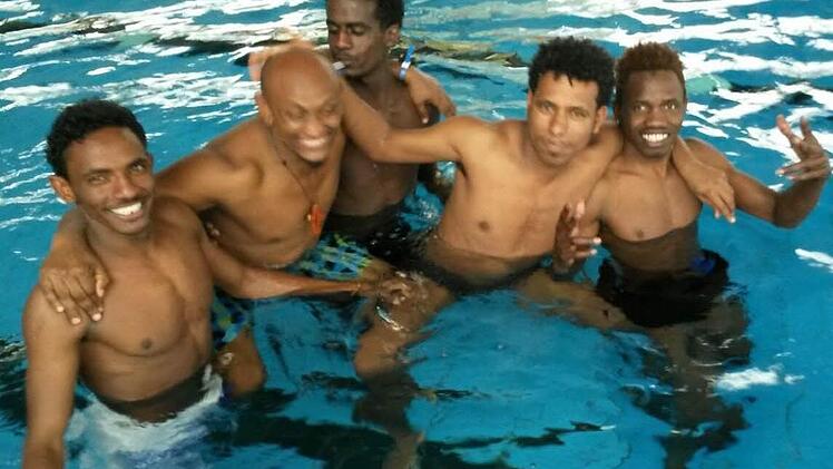 Fünf der sieben Flüchtlinge, die auf Vermittlung des TSV Staffelstein am Schwimmkurs im "Aqua Riese"-Hallenbad erfolgreich teilgenommen haben. Foto: Bernd Potzel
