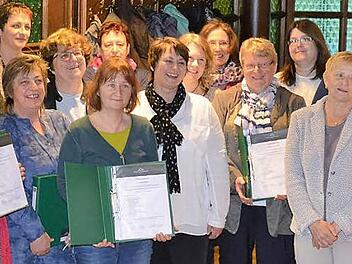 Anita Wedel (3. v. r.) und Hans-Joachim Laugwitz (l.) überreichten den Kursteilnehmern die Zertifikate. Foto: privat
