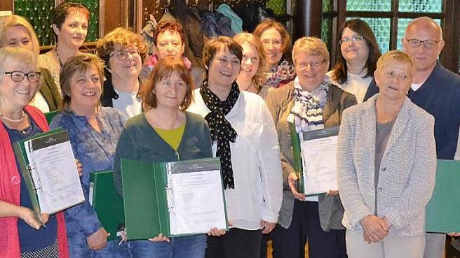 Anita Wedel (3. v. r.) und Hans-Joachim Laugwitz (l.) überreichten den Kursteilnehmern die Zertifikate. Foto: privat