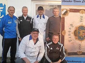 Freuen sich auf das Benefizspiel am Samstag auf dem Angersportplatz in Coburg (von links, stehend): Organisator Uwe Jahrsd&ouml;rfer, Hans Kotschenreuther von der AH der Coburger Turnerschaft, Sponsor Reinhard Puff vom Fleischer-Verein Coburg, Vereinswirt Bernt Rose, (kniend): Sponsor Thomas Flursch&uuml;tz vom Fleischerei-Verein und Organisator Rolf L&ouml;ffler. Foto: privat
