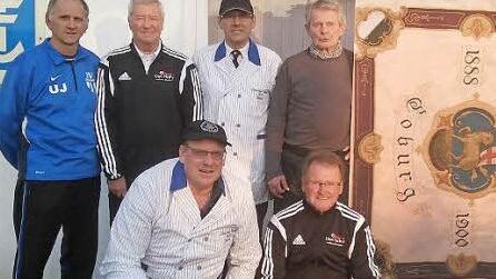 Freuen sich auf das Benefizspiel am Samstag auf dem Angersportplatz in Coburg (von links, stehend): Organisator Uwe Jahrsd&ouml;rfer, Hans Kotschenreuther von der AH der Coburger Turnerschaft, Sponsor Reinhard Puff vom Fleischer-Verein Coburg, Vereinswirt Bernt Rose, (kniend): Sponsor Thomas Flursch&uuml;tz vom Fleischerei-Verein und Organisator Rolf L&ouml;ffler. Foto: privat