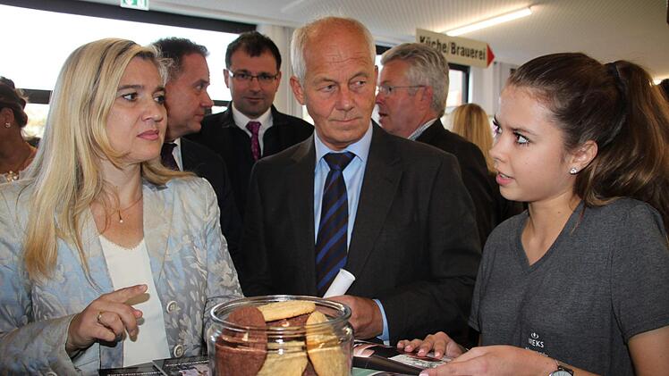 Celina Schreiber aus Wirsberg übt sich unter Anleitung von Metallbauer Jan Fiedler (Firma Dörnhöfer) an einer Standbohrmaschine.  Foto: Stephan Stöckel