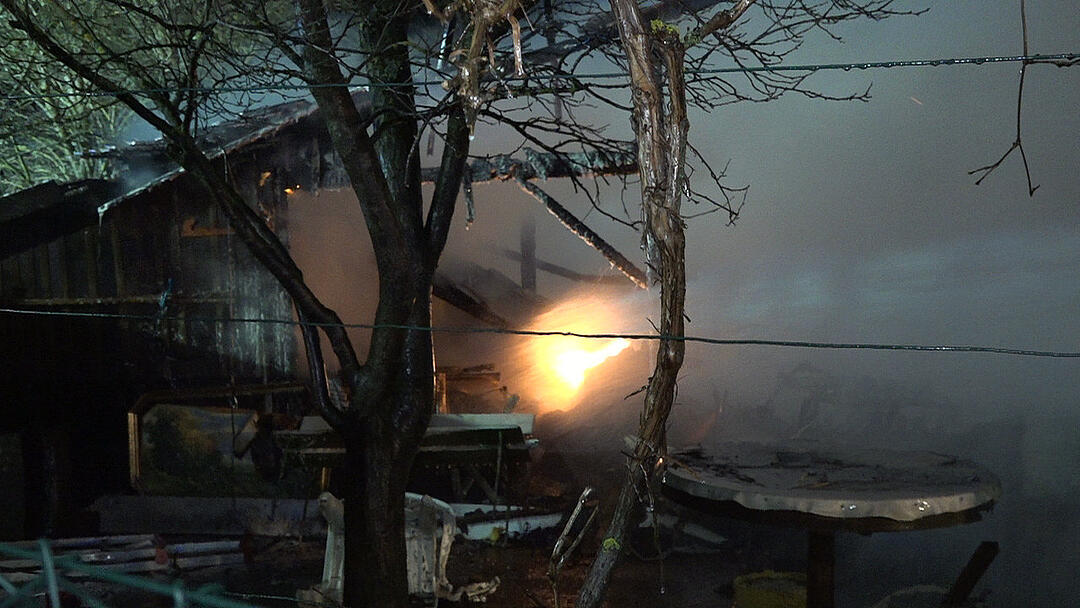 Tragödie in Mittelfranken: 56-Jähriger und seine zwei Hunde sterben bei Feuer in Gartenlaube