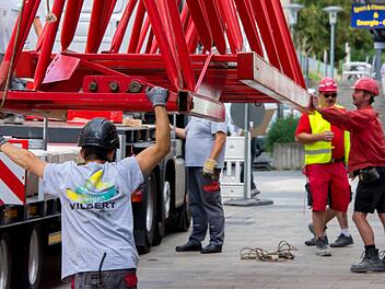 Der Arbeitsmarkt der Region Main-Rhön war sehr gut im letzten Jahr, bilanziert die Arbeitsagentur - nicht nur in der Baubranche. Das Bild zeigt, wie 2017 in Schweinfurt ein Kran abgebaut wurde.  Foto: Anand Anders
