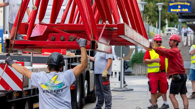 Der Arbeitsmarkt der Region Main-Rhön war sehr gut im letzten Jahr, bilanziert die Arbeitsagentur - nicht nur in der Baubranche. Das Bild zeigt, wie 2017 in Schweinfurt ein Kran abgebaut wurde.  Foto: Anand Anders