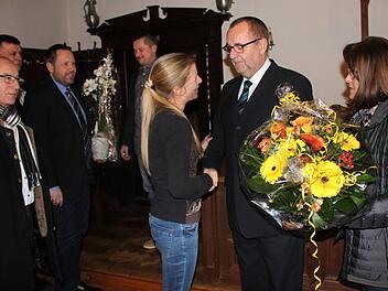 Bürgermeister Jürgen Kohmann nahm unmittelbar nach Bekanntgabe des Ergebnisses im Sitzungssaal des Rathauses die ersten Glückwünsche  entgegen (hier im Bild von Dritter Bürgermeisterin Sabine Scheer). Für seine Ehefrau Rita (rechts) gab es Blumen.   Foto: Popp
