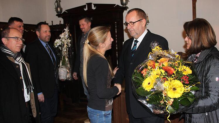 Bürgermeister Jürgen Kohmann nahm unmittelbar nach Bekanntgabe des Ergebnisses im Sitzungssaal des Rathauses die ersten Glückwünsche  entgegen (hier im Bild von Dritter Bürgermeisterin Sabine Scheer). Für seine Ehefrau Rita (rechts) gab es Blumen.   Foto: Popp