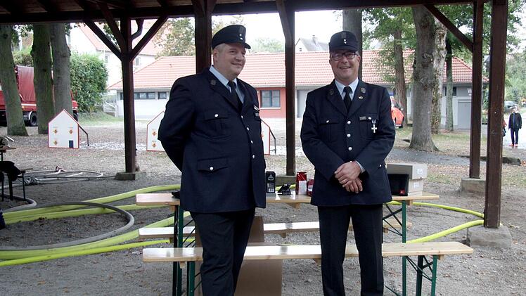 Die Vorsitzenden Carsten Hagen und Thomas Geiger warben für den ehrenamtlichen Dienst bei der Feuerwehr.   Foto: Richard Sänger