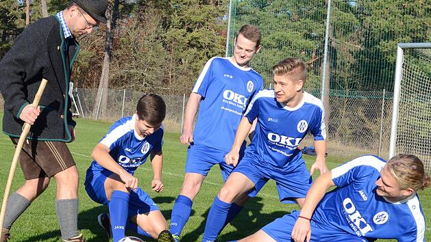 Der VfR Sulzthal f&uuml;hrt die Fu&szlig;ball-Kreisklasse 1 Rh&ouml;n zur Winterpause mit zwei Z&auml;hlern Vorsprung an. Entspannt ist die Lage in dieser Szene aber nur f&uuml;r einen der Kicker. Foto: J&uuml;rgen Schmitt
