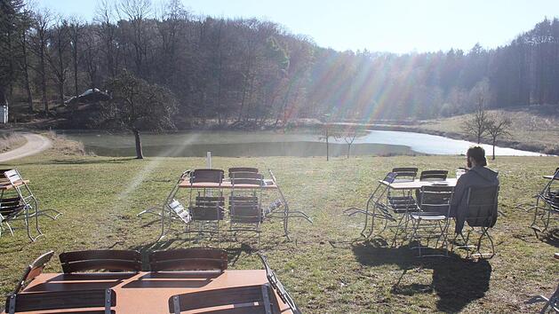 Der idyllisch gelegene Biergarten des "Waldkrankenhauses" war bei Einheimischen und Ausfl&uuml;glern aus der ganzen Region beliebt. Daher d&uuml;rfte die Freude gro&szlig; sein, wenn das Lokal bald wieder seinen vollen Betrieb aufnimmt. Foto: Bernhard Panzer (Archiv)