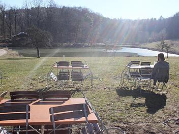 Der idyllisch gelegene Biergarten des "Waldkrankenhauses" war bei Einheimischen und Ausflüglern aus der ganzen Region beliebt. Daher dürfte die Freude groß sein, wenn das Lokal bald wieder seinen vollen Betrieb aufnimmt. Foto: Bernhard Panzer (Archiv)