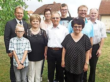 Adam Dittler (Mitte) mit seiner Frau Hannelore im Kreise der Familie sowie Pfarrer Reinhold K&ouml;nig (rechts) und B&uuml;rgermeister Bernd Rebhan (links) . Foto: Andrea H&auml;nel