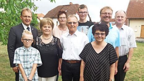 Adam Dittler (Mitte) mit seiner Frau Hannelore im Kreise der Familie sowie Pfarrer Reinhold K&ouml;nig (rechts) und B&uuml;rgermeister Bernd Rebhan (links) . Foto: Andrea H&auml;nel