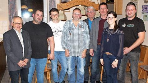 Helmut Lottes (l.) und Otto Tröppner (4. v. r.) gratulierten Christian Detzel, Florian Dietsch, Thomas Brehm, Paul Frömel, Christina Dietsch und Michael Krämer (v. l.) zur Wahl. Foto: Stefan Dietsch